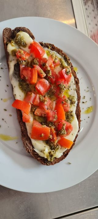 Tosta de tomate, mozarela e pesto