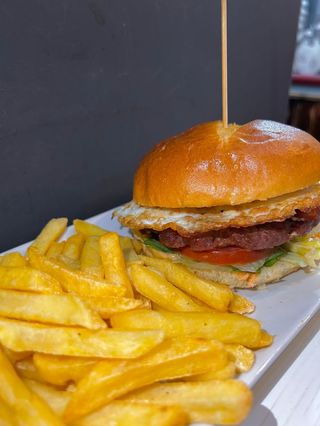 Burger Intocable Con Patatas