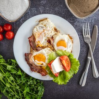 Jaja na oko sa slaninom