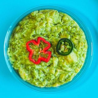 NACHOS CON GUACAMOLE CASERO