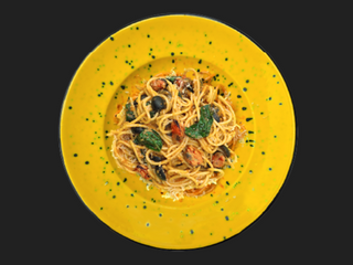 Паста з мідіями в червоному соусі