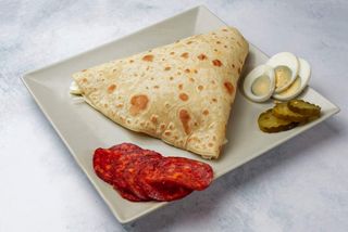 Palačinka sa kulenom, pavlakom, jajetom i krastavcem