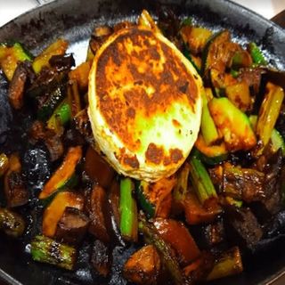 Sinfonía de verduritas plancha con queso de cabra gratinado