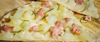 Pizza piatto patate e salsiccia