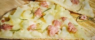 Pizza piatto patate e salsiccia