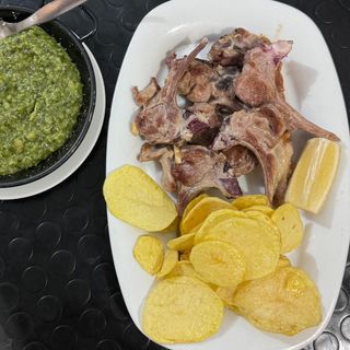 Costeletas de Borrego Com Batata E Esparregado