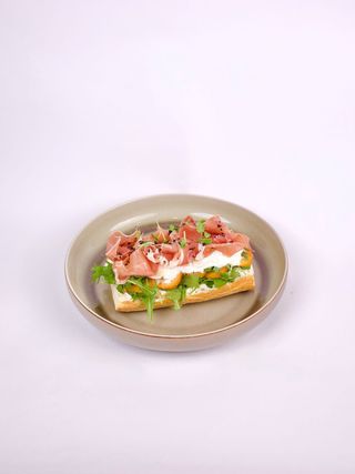 Bruscheta cu stracciatella și prosciutto crudo