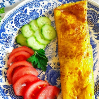 Омлет с кашкавал и сирен с гарнитура домати и краставици