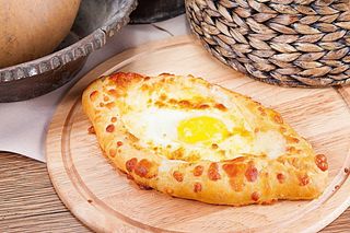 Пиде с сыром и яйцом