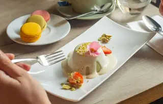 PANNA COTTA z sosem truskawkowym