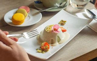PANNA COTTA z sosem truskawkowym