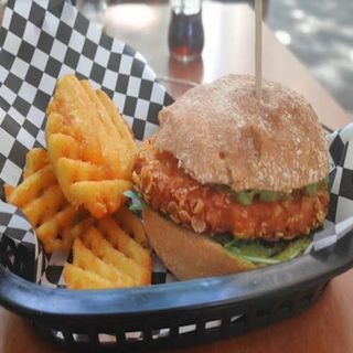 Hamburguesa De Pollastre Cruixent, Ruca, Guacamole i Salsa curri 