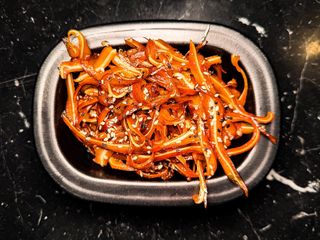 Смажені свині вуха в соусі Теріякі (100г)