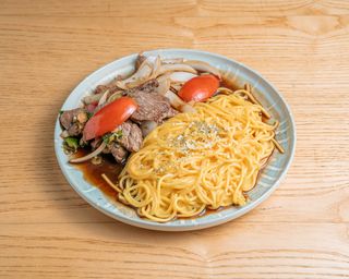 Espaguetis Salteados De Pollo,carne Gambas