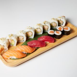 04.Tabla De Sushi Uramaki Y Nigiri (16 Pzs.)