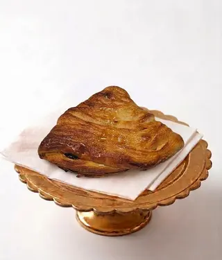 Campana con crema pasticciera e gocce di cioccolato