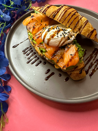 Круасан з лососем, авокадо та яйцем пашот 230г