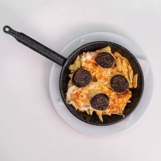 Huevos rotos con morcilla