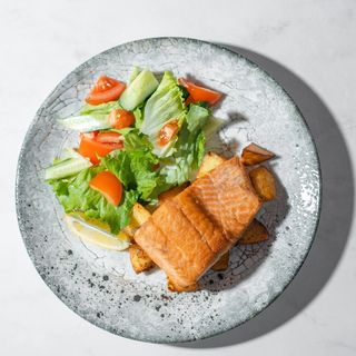 Стейк форели со свежим салатом (350 гр.)