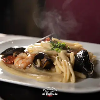Capunti ai frutti di mare su crema di fave