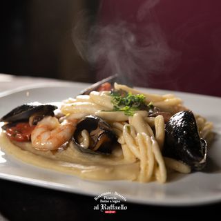 Capunti ai frutti di mare su crema di fave
