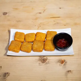 Dados de queso brie con mermelada de tomate