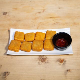 Dados de queso brie con mermelada de tomate