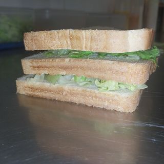 Sándwich De Atún con tomate frito