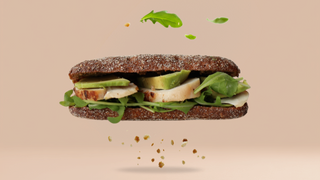 Kanapka skandynawska z kurczakiem i awokado