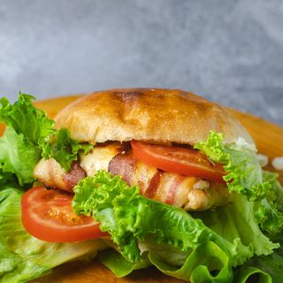 Rolovani punjeni pileći file 350 gr u lepinji