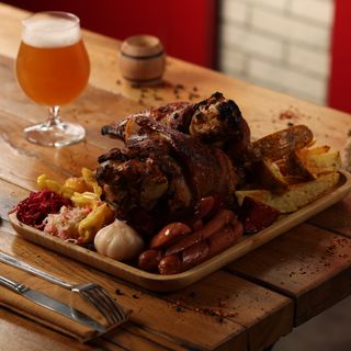 ღორის კანჭი ლუდში მოხარშული 4 პერსონაზე