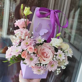 Aranjament lila - cu mix de flori asortate