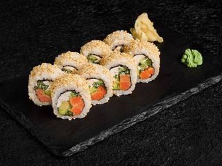 Рол філадельфія з лососем у кунжуті (245г)