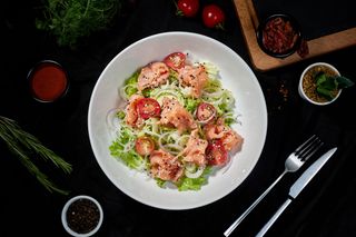 Salată cu somon fume