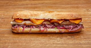 Bocadillo mediterráneo de panceta confitada