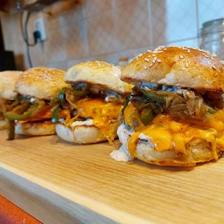 Burger Jana, wołowina,ser cheddar,ogórek,pomidor,sałata