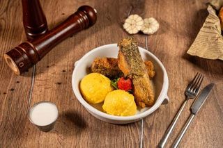 Crap prăjit cu mămăliguță