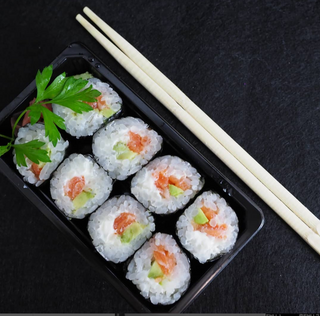 Maki de salmón con aguacate y crema de queso (8 uds.)