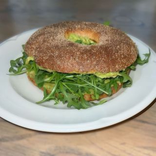 Bagel de aguacate y rúcula