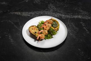 Avocado, couscous și creveți la grătar