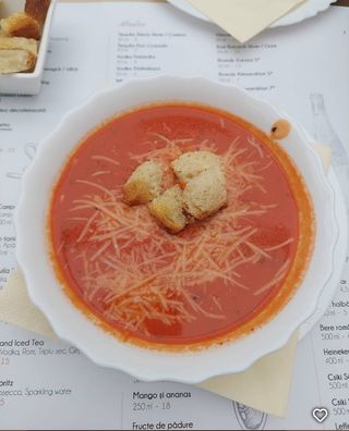 Supă cremă de roşii cu crutoane și parmezan