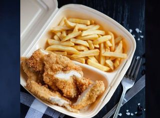 Crispi de pui  si cartofi pai si bautura la alerege