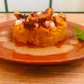 Ración de patatas meneadas con pulpo 