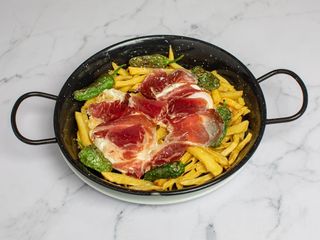 Huevos Rotos Con Patatas Fritas Y Jamón Ibérico