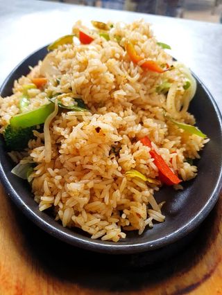 411. Arroz Frito Teppanyaki Con Trozos De Solomillo, Gambas Y Verduras