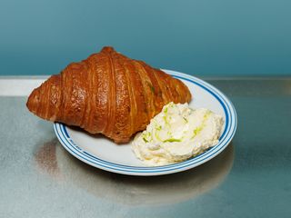 Świeżo upieczony croissant  z bitym masłem (120g)