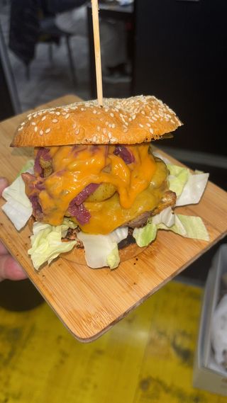 Burger con bacon, cheddar, lattuga, cipolla caramellata e salsa burger