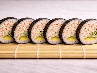 Futomaki z sałatką z surimi 6 szt.