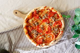 Пицца с ветчиной и грибами