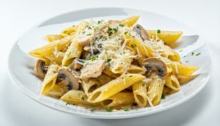Penne gratinate cu pui